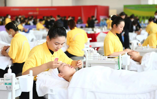 恭喜我校老师受邀担任第三届全国美发美容行业职业竞赛