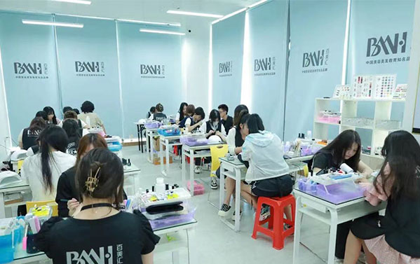 美甲半贴甲比赛顺利开展