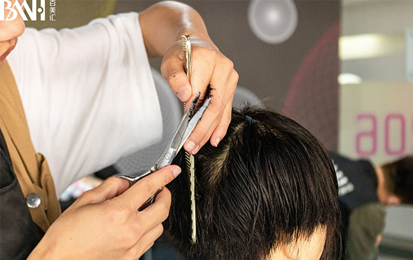 这个暑假，来百美汇学校，报名学习享补贴+送礼品