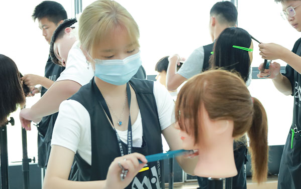 在百美汇学美发：勤练基本功，是成长成才的第一步！