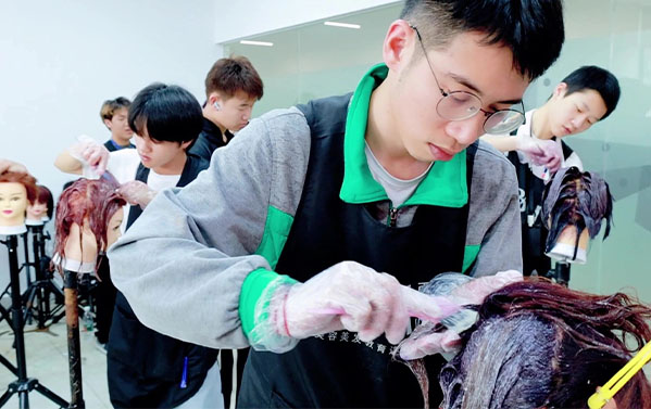 【发型设计师】如何在美发赛道脱颖而出？6点建议值得收藏