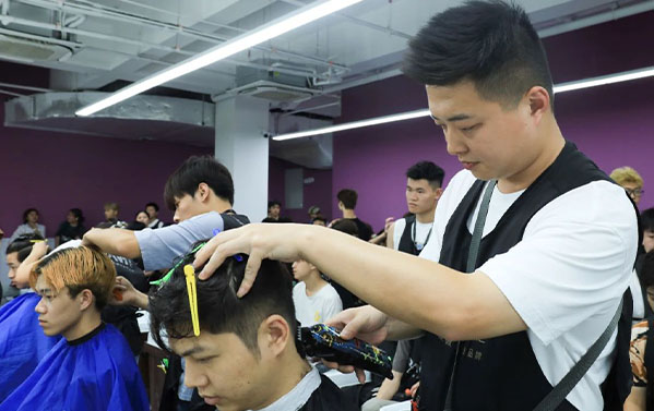 行业解读｜为什么那么多人学美发，原来有这么多优势！