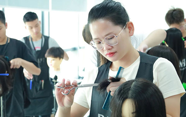 关于学美业这件事，你还在担心年龄适不适合吗？