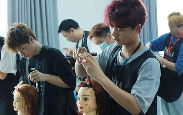 成年人学美业技术要多久？学费贵不贵？