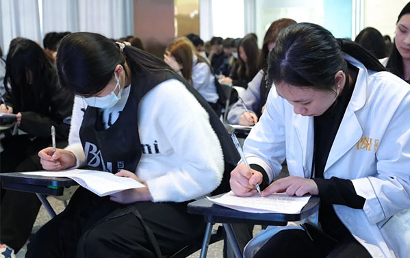 百美汇学校2024年期末考试圆满结束！