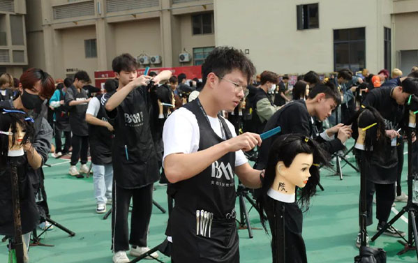 持续提供咨询、看校优质服务，新春学技术报名人数不断！