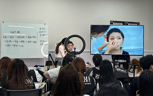来百美汇，从踏入校门到步入社会，助力每一步成长！
