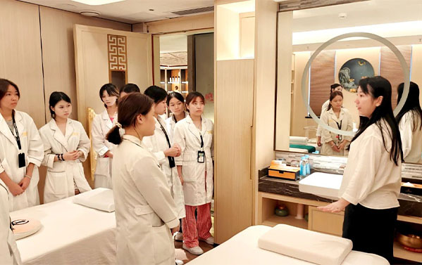 百美汇美容学子走进康悦集团！