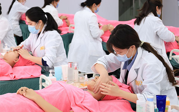 为什么要学美容？学美容有前途吗？