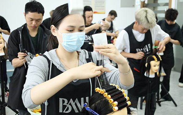 学美容美发的好学校找到了！14-19岁可报读