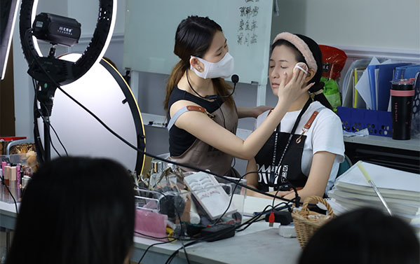 专业化妆学校选广州百美汇，0基础成为专业化妆师