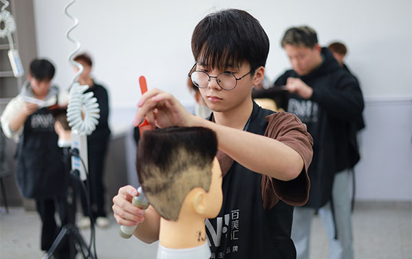 男士推边手法：新手也能学的修剪技巧
