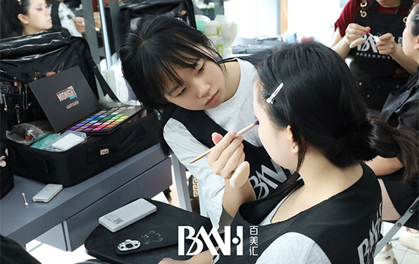 【化妆】新手想画好眼妆，如何选择眼影刷