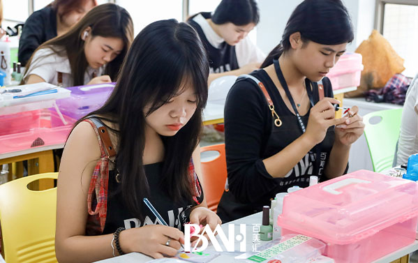 指尖上的生意，美甲行业前景分析