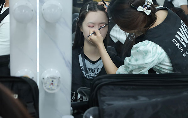 眉笔、眉粉、眉膏：选对工具，轻松画出自然眉