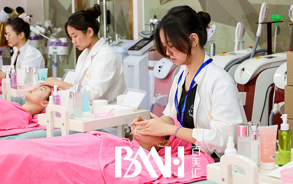 普通女生想转行，选美容太对了