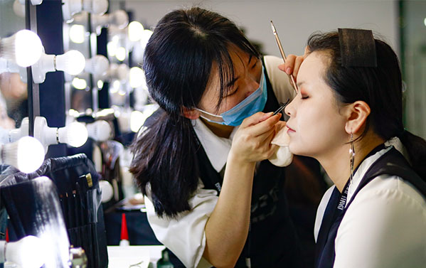 假睫毛工具与流行款式指南