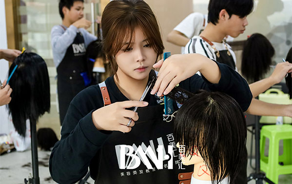 广东美发学校哪家好？学美发多少钱？