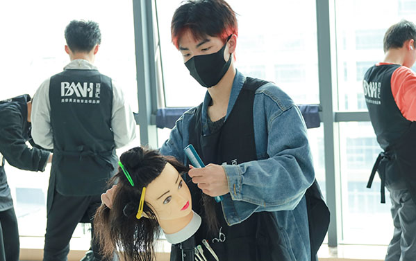 初高中生还在找美业学校，先看广州百美汇学校