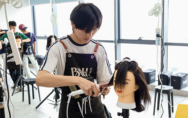 想学美业的宝子们，请来广州百美汇学校看看