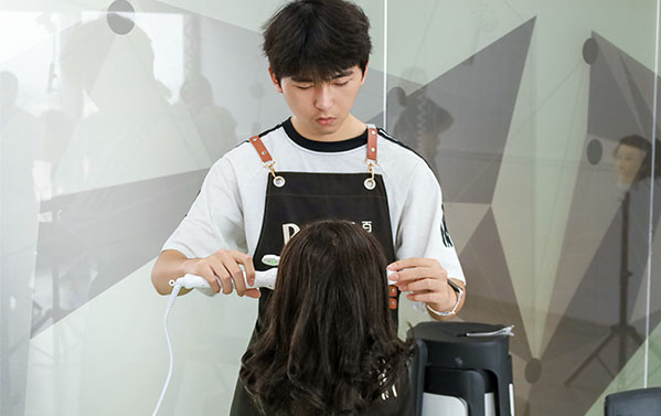 初高中生学美业，来广州百美汇学校~