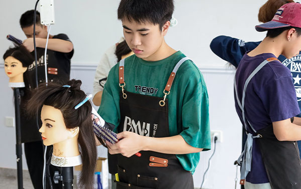 广东学美业认准百美汇学校！更专业更靠谱