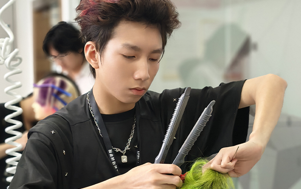 美发基础知识：直夹板的作用