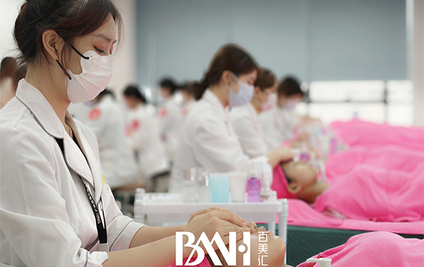 芳香植物学与精油：美容师的专业必修课