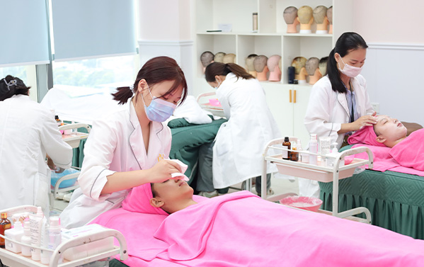 学美容就业方向：技术、全能、管理三大路径，前途广阔