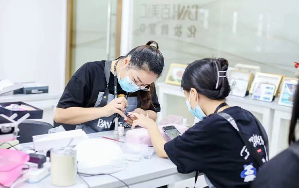 美甲师就业方向：多元发展路宽广，复合型人才更抢手