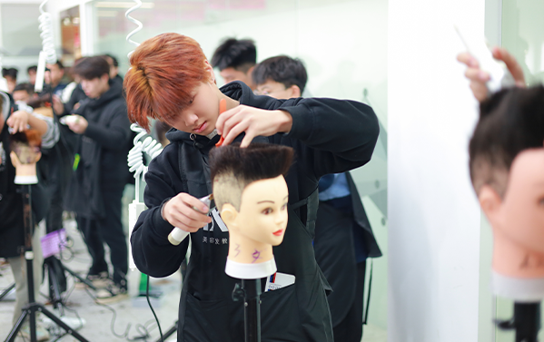 文化课短板？别焦虑！换条赛道，用美业技术点亮未来