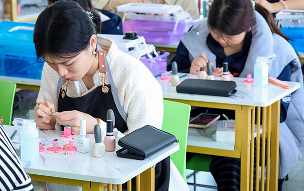 做完美甲，这样护甲，美甲持久