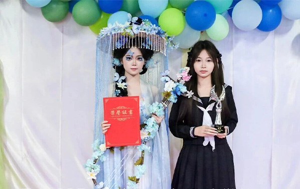 广州百美汇校园里的彩妆作品秀
