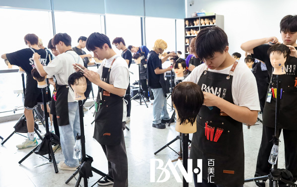 AI时代，学什么专业吃香？学美业，解锁职业新未来